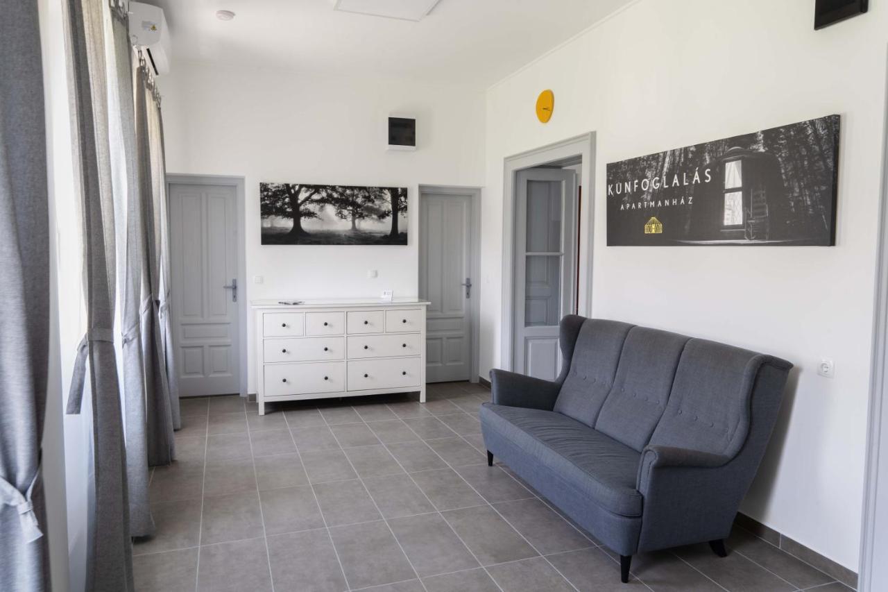 Kunfoglalas Apartmanhaz Kisujszallas Exterior photo